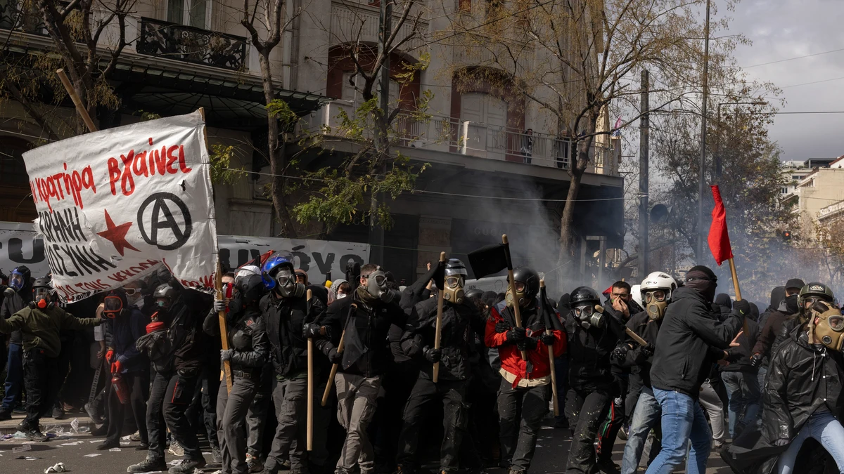 Violent clashes in the general strike of Greece against the government for the railway accident that left 57 dead Violent clashes in the general strike of Greece against the government for the railway accident that left 57 dead