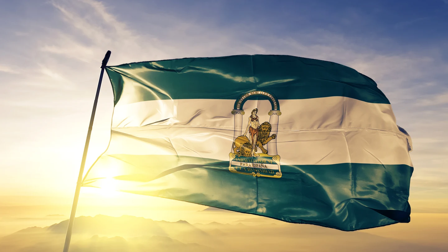 Bandera de Andalucía con los colores verde y blanco Bandera de Andalucía con los colores verde y blanco