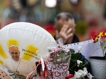 Mensajes por la salud del papa Francisco en los alrededores del hospital Gemelli de Roma