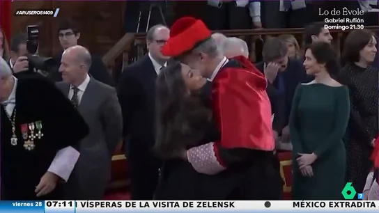 El rey Felipe se funde en un abrazo con la reina Letizia tras ser investido doctor honoris causa por la Universidad de Alcalá El rey Felipe se funde en un abrazo con la reina Letizia tras ser investido doctor honoris causa por la Universidad de Alcalá