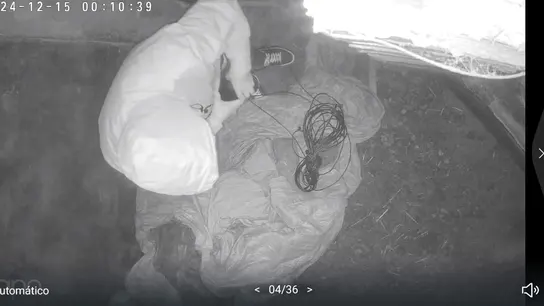 Imágenes de la cámara de seguridad de una de las granjas.  Imágenes de la cámara de seguridad de una de las granjas.