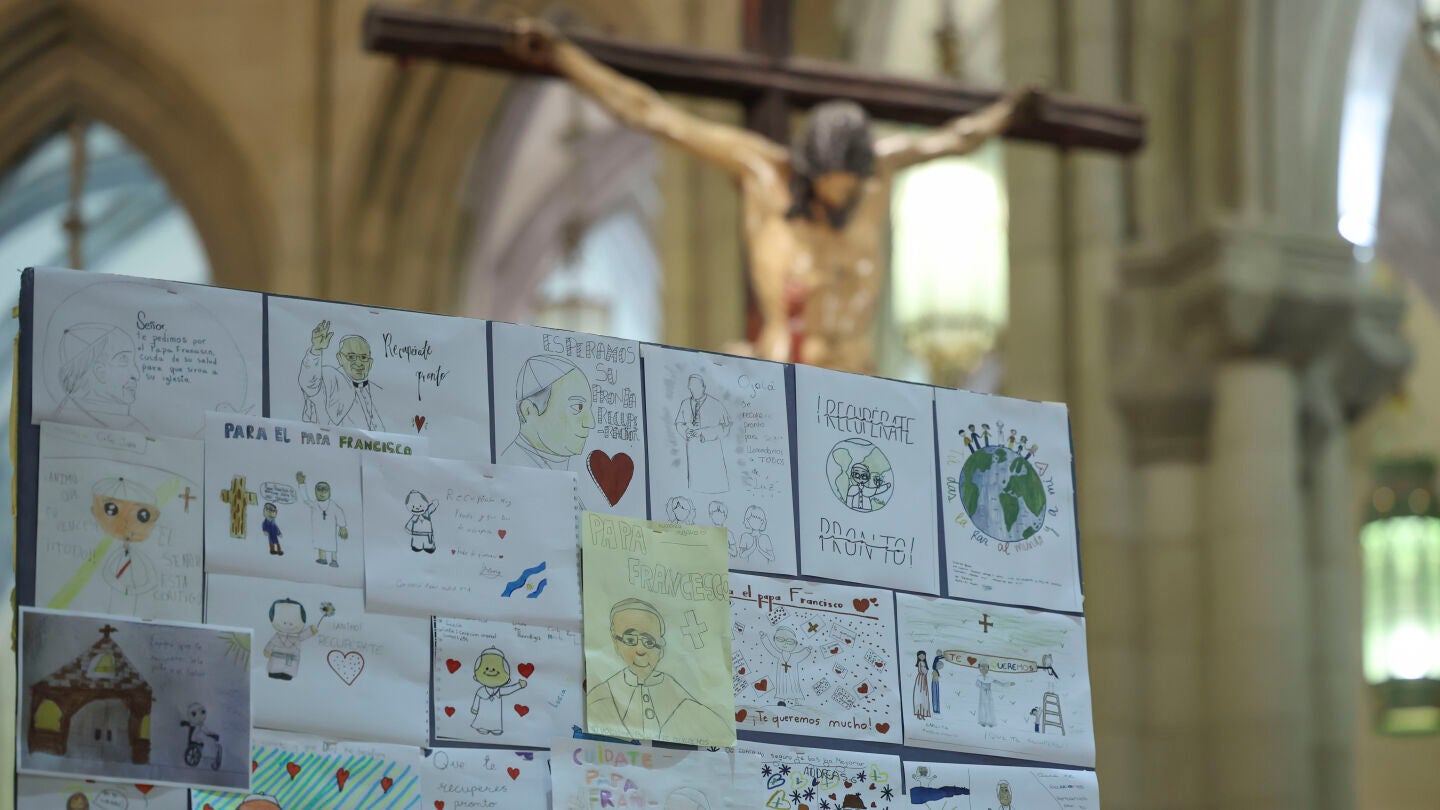 Dibujos colgados en la catedral de la Almudena de Madrid para enviar ánimos y orar por el papa Francisco
