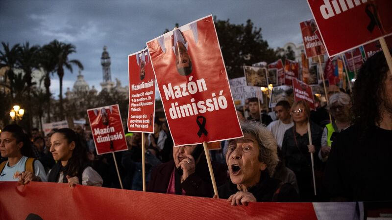 Una mujer un cartel durante una manifestación que recorre las calles de Valencia para exigir la dimisión de Mazón.