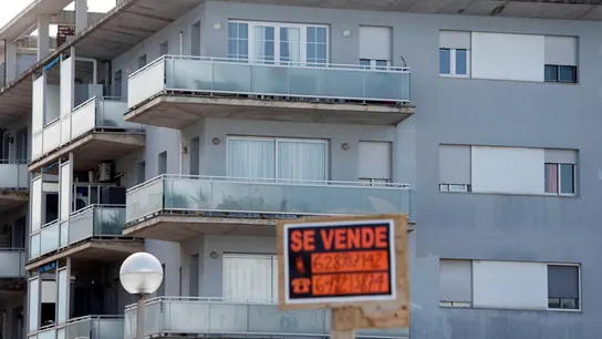 Imagen de archivo del cartel de venta de una vivienda en Menorca.  Imagen de archivo del cartel de venta de una vivienda en Menorca.