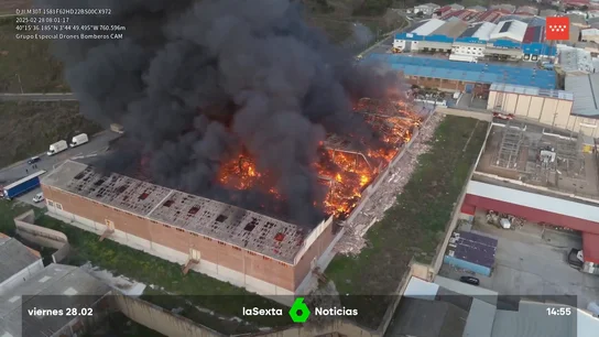 Un incendio en una nave del polígono Cobo Calleja de Fuenlabrada (Madrid) deja una gran columna de humo Un incendio en una nave del polígono Cobo Calleja de Fuenlabrada (Madrid) deja una gran columna de humo