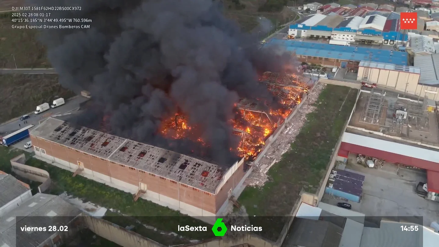 Un incendio en una nave del polígono Cobo Calleja de Fuenlabrada (Madrid) deja una gran columna de humo Un incendio en una nave del polígono Cobo Calleja de Fuenlabrada (Madrid) deja una gran columna de humo