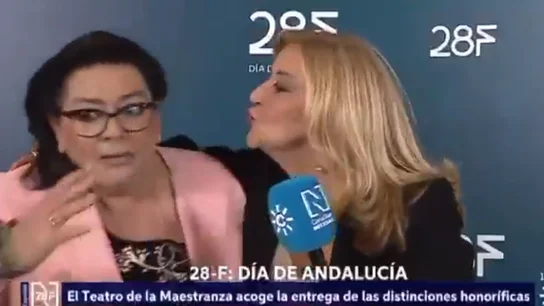 La cobra de María del Monte a Inmaculada Casal cuando la intenta besar en directo: "Ha perdido la cabeza" La cobra de María del Monte a Inmaculada Casal cuando la intenta besar en directo: "Ha perdido la cabeza"