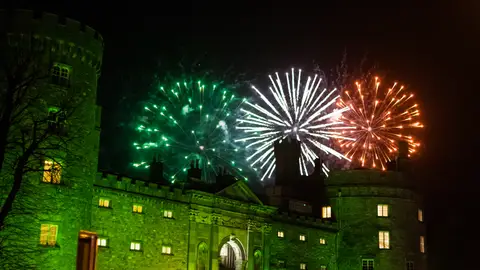 Fuegos artificiales en el castillo de Kilkenny el Día de San Patricio Fuegos artificiales en el castillo de Kilkenny el Día de San Patricio