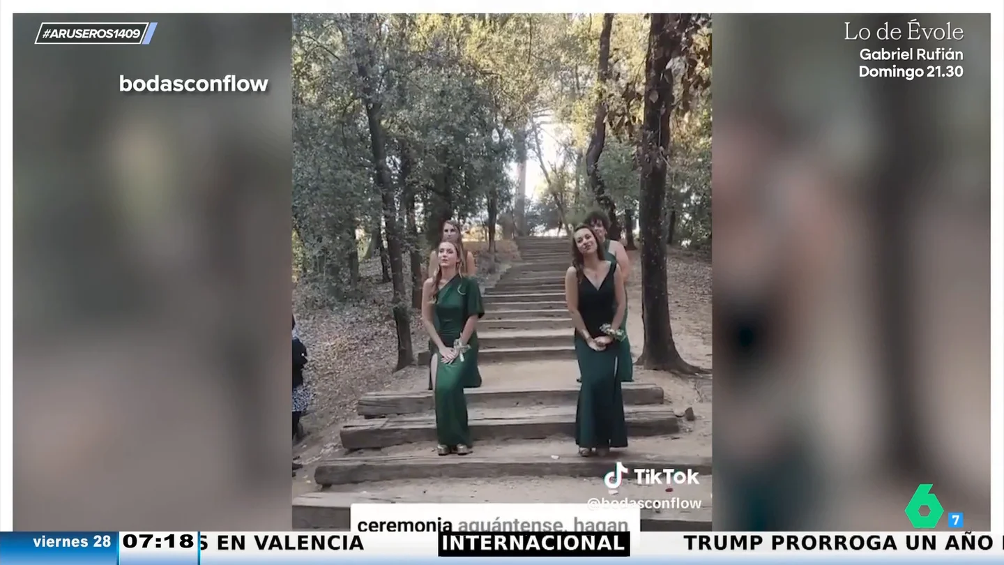 La divertida entrada de boda de unas damas de honor como azafatas de vuelo: "En caso de novia a la fuga..." La divertida entrada de boda de unas damas de honor como azafatas de vuelo: "En caso de novia a la fuga..."