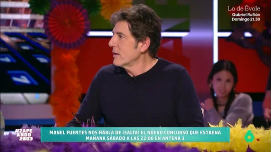 Manel Fuentes presenta en Zapeando '¡Salta!', el nuevo concurso de Antena 3: "Hay emoción a raudales" El presentador explica que los concursantes deben avanzar por un puente de 40 metros que está a cinco metros de altura. Si consiguen llegar al final pueden ganar un premio de 50.000 euros.