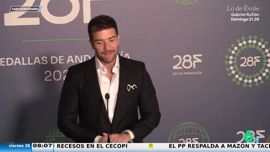 Pablo Alborán desvela su tensa llamada con Juanma Moreno para darle la Medalla de Andalucía: "Pensaba que era una multa" Pablo Alborán desvela su tensa llamada con Juanma Moreno para darle la Medalla de Andalucía: "Pensaba que era una multa"