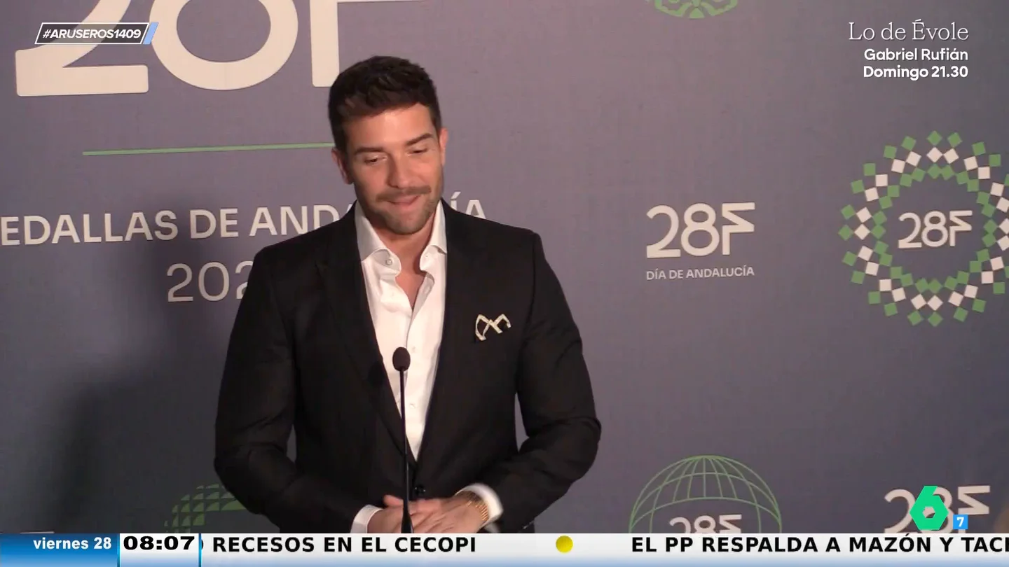 Pablo Alborán desvela su tensa llamada con Juanma Moreno para darle la Medalla de Andalucía: "Pensaba que era una multa" Pablo Alborán desvela su tensa llamada con Juanma Moreno para darle la Medalla de Andalucía: "Pensaba que era una multa"