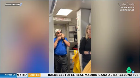 El divertido viral del auxiliar de vuelo que deleita a los pasajeros con un rap a lo 'príncipe de Bel-Air' El divertido viral del auxiliar de vuelo que deleita a los pasajeros con un rap a lo 'príncipe de Bel-Air'