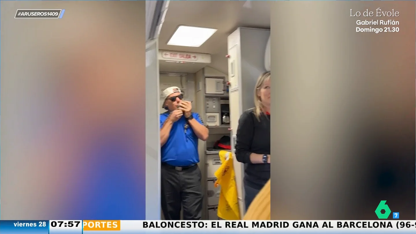 El divertido viral del auxiliar de vuelo que deleita a los pasajeros con un rap a lo 'príncipe de Bel-Air' El divertido viral del auxiliar de vuelo que deleita a los pasajeros con un rap a lo 'príncipe de Bel-Air'