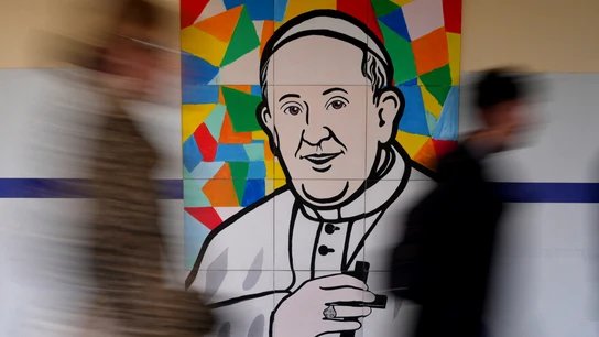 Un mural del papa Francisco en el interior del hospital Gemelli de Roma Un mural del papa Francisco en el interior del hospital Gemelli de Roma