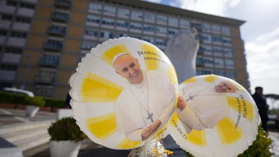Mensajes de apoyo al papa Francisco a las puertas del hospital Gemelli de Roma Mensajes de apoyo al papa Francisco a las puertas del hospital Gemelli de Roma
