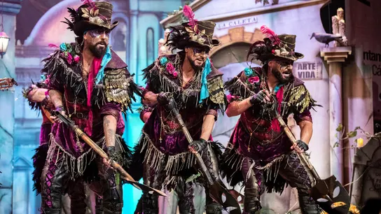 Integrantes de la comparsa ´El cementerio´ durante su actuación en la final. Integrantes de la comparsa ´El cementerio´ durante su actuación en la final.