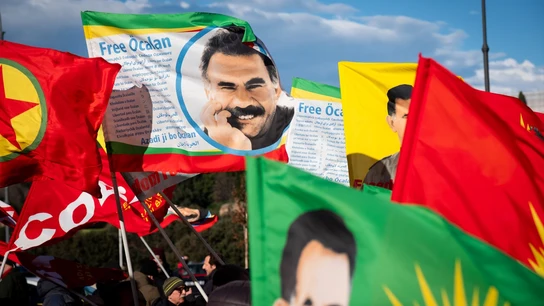 Banderas con la imagen de Abdulá Öcalan. Banderas con la imagen de Abdulá Öcalan.