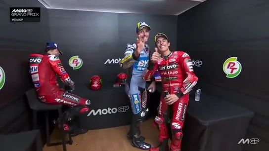 ¡Son increíbles! El 'momentazo' de los Márquez en el antepodio del GP de Tailandia: "¡Mamá, tranquila!" ¡Son increíbles! El 'momentazo' de los Márquez en el antepodio del GP de Tailandia: "¡Mamá, tranquila!"