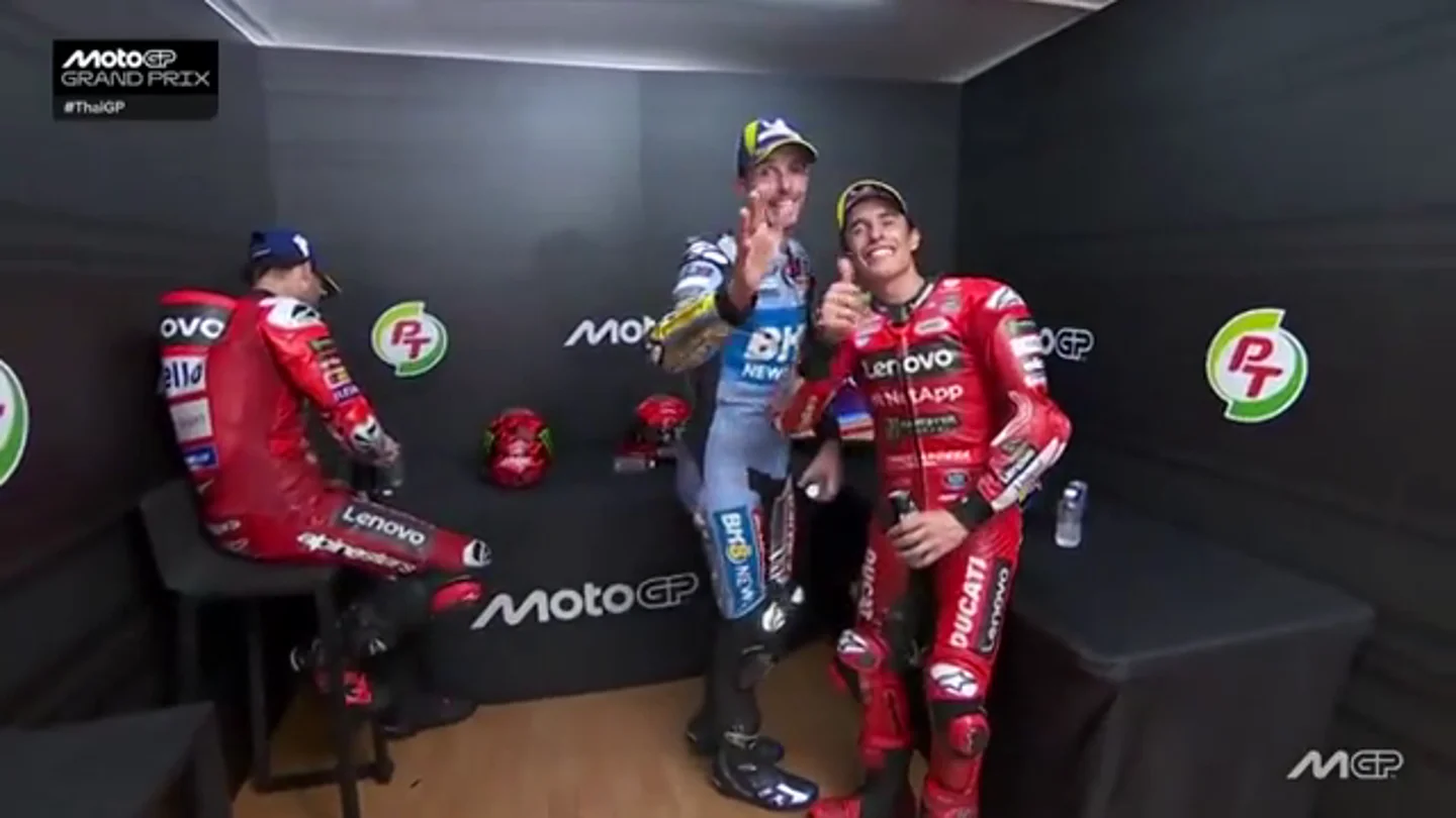 ¡Son increíbles! El 'momentazo' de los Márquez en el antepodio del GP de Tailandia: "¡Mamá, tranquila!" ¡Son increíbles! El 'momentazo' de los Márquez en el antepodio del GP de Tailandia: "¡Mamá, tranquila!"