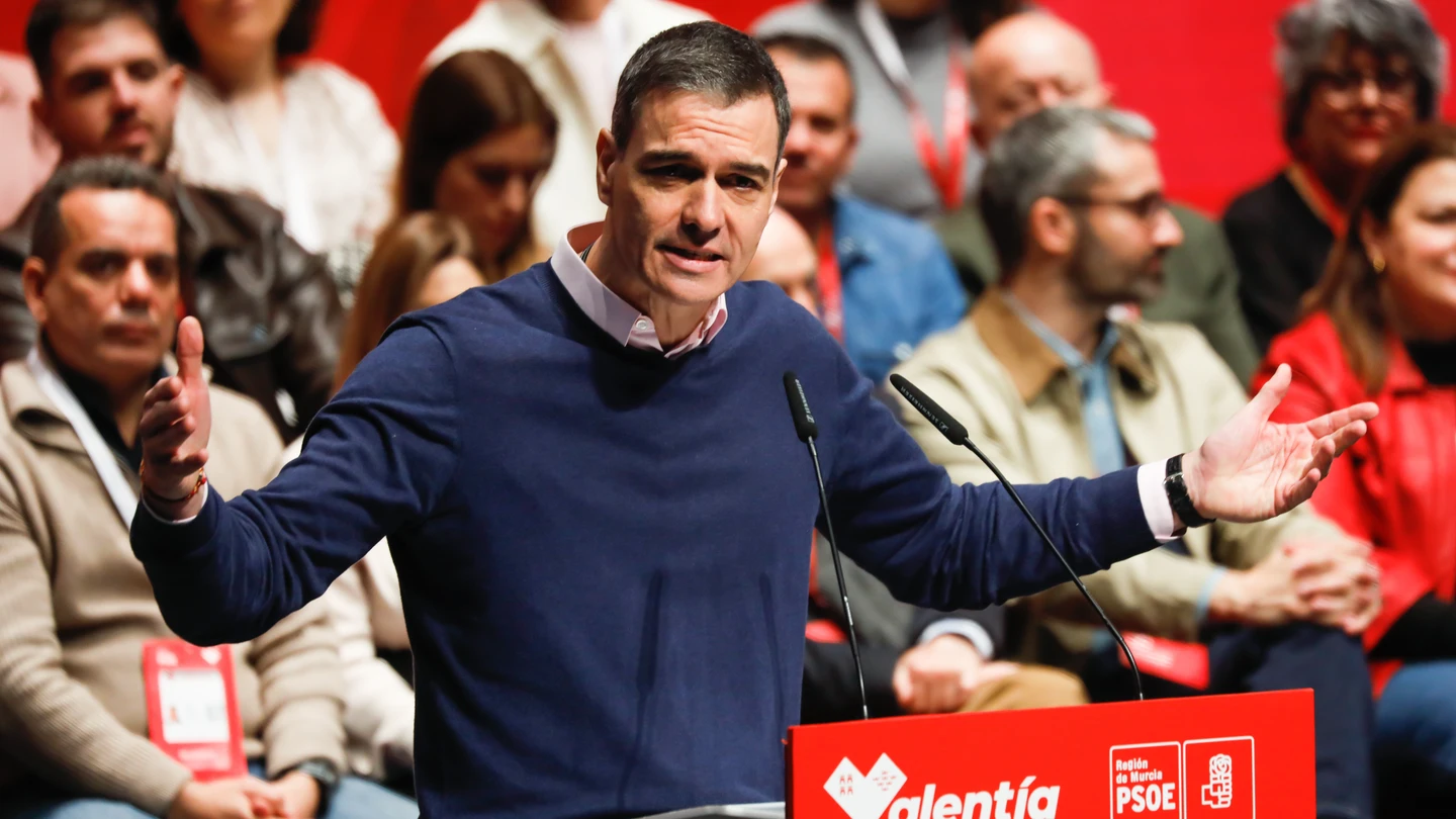 El secretario general del PSOE y presidente del Gobierno, Pedro Sánchez, interviene durante la clausura del XVII Congreso Regional del PSRM-PSOE El secretario general del PSOE y presidente del Gobierno, Pedro Sánchez, interviene durante la clausura del XVII Congreso Regional del PSRM-PSOE