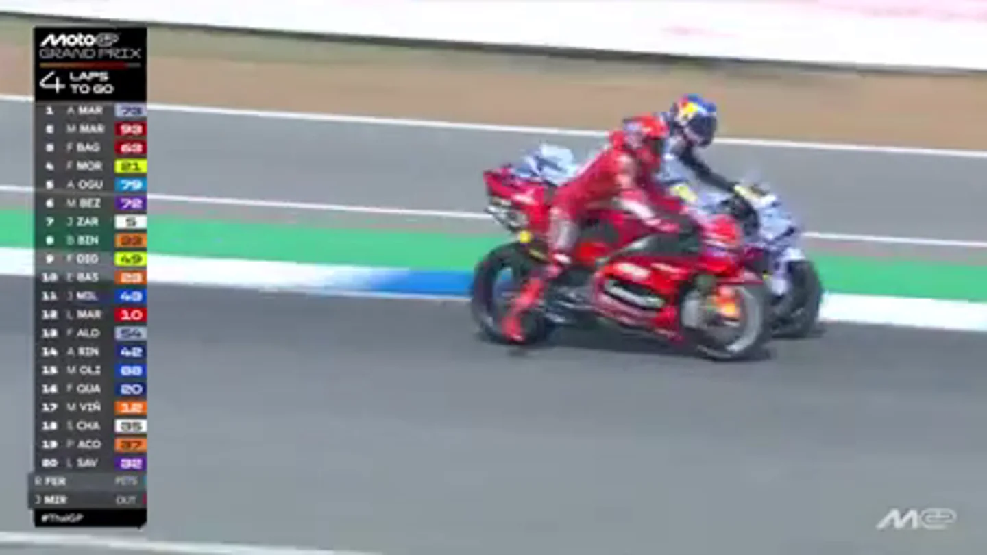 El tremendo adelantamiento de Marc Márquez a su hermano Álex que le dio la victoria en el GP de Tailandia El tremendo adelantamiento de Marc Márquez a su hermano Álex que le dio la victoria en el GP de Tailandia