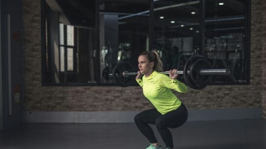 Una mujer haciendo deporte en un gimnasio