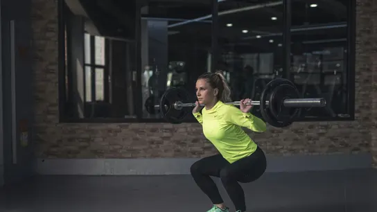 Una mujer haciendo deporte en un gimnasio Una mujer haciendo deporte en un gimnasio