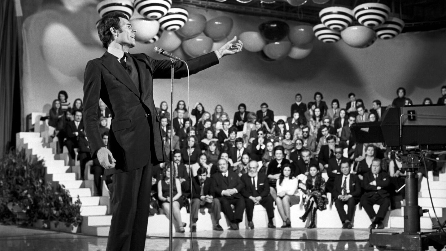 Julio Iglesias actúa en "La gran ocasión" (TVE) en 1972 Julio Iglesias actúa en "La gran ocasión" (TVE) en 1972