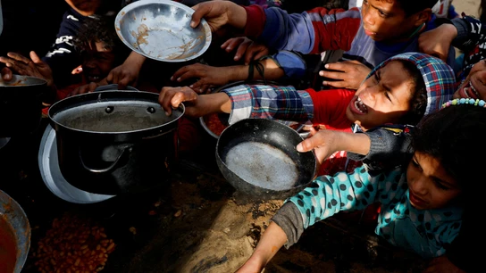 Niños palestinos esperan para recibir comida en este mes sagrado musulmán del Ramadán, en Jan Younis, Gaza. Niños palestinos esperan para recibir comida en este mes sagrado musulmán del Ramadán, en Jan Younis, Gaza.