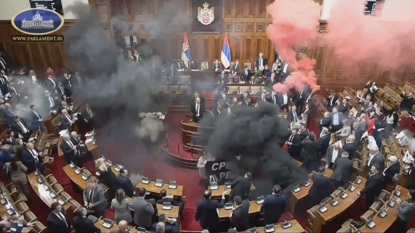 La oposición serbia lanza bengalas y gases lacrimógenos en el Parlamento La oposición serbia lanza bengalas y gases lacrimógenos en el Parlamento