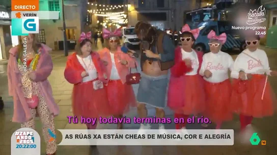 Un grupo de señoras deja en calzoncillos a un reportero de 'Hora Galega': "Tú hoy todavía terminas en el río" El reportero ha visitado Verín para conocer cómo celebran el carnaval. El chico se encuentra con un grupo de señoras, disfrazadas de muñeca Barbie, que terminan invitándole a la fiesta que estaban celebrando.