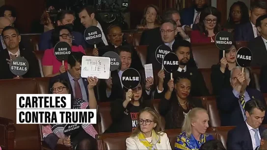 Los demócratas plantan cara a Trump: protestas en silencio con vestimenta rosa y carteles que dicen "falso" marcan su discurso Los demócratas plantan cara a Trump: protestas en silencio con vestimenta rosa y carteles que dicen "falso" marcan su discurso
