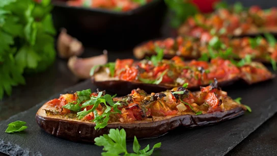 Receta de berenjenas rellanas con carne picada saludable del nutricionista Pablo Ojeda. Berenjenas rellenas de carne picada con perejil y salsa de tomate.