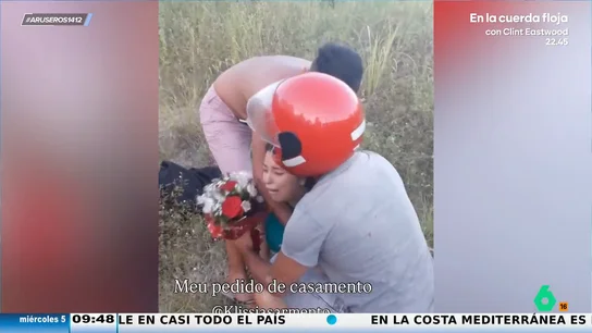 Simula que tiene un accidente con la moto para pedirle a su novia que se case con él y a ella casi le da un infarto Simula que tiene un accidente con la moto para pedirle a su novia que se case con él y a ella casi le da un infarto