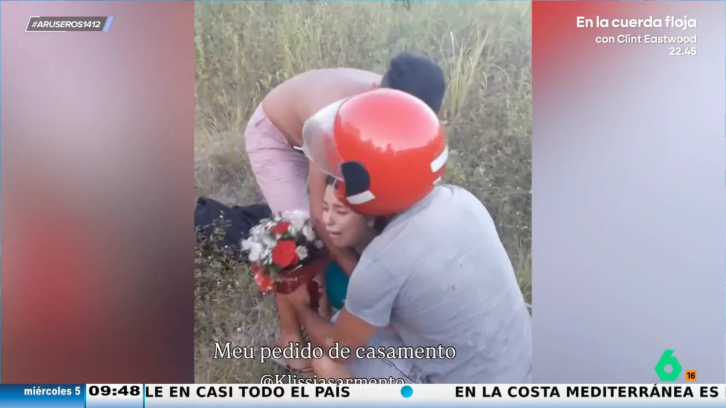 Simula que tiene un accidente con la moto para pedirle a su novia que se case con él y a ella casi le da un infarto Simula que tiene un accidente con la moto para pedirle a su novia que se case con él y a ella casi le da un infarto