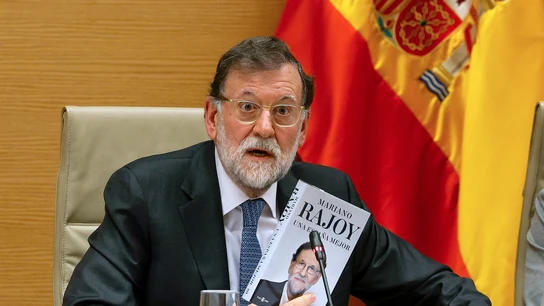 El expresidente del Gobierno Mariano Rajoy enseña su libro durante su comparecencia en la comisión de investigación sobre la operación Cataluña El expresidente del Gobierno Mariano Rajoy enseña su libro durante su comparecencia en la comisión de investigación sobre la operación Cataluña