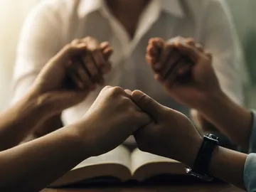 Personas rezando Personas rezando