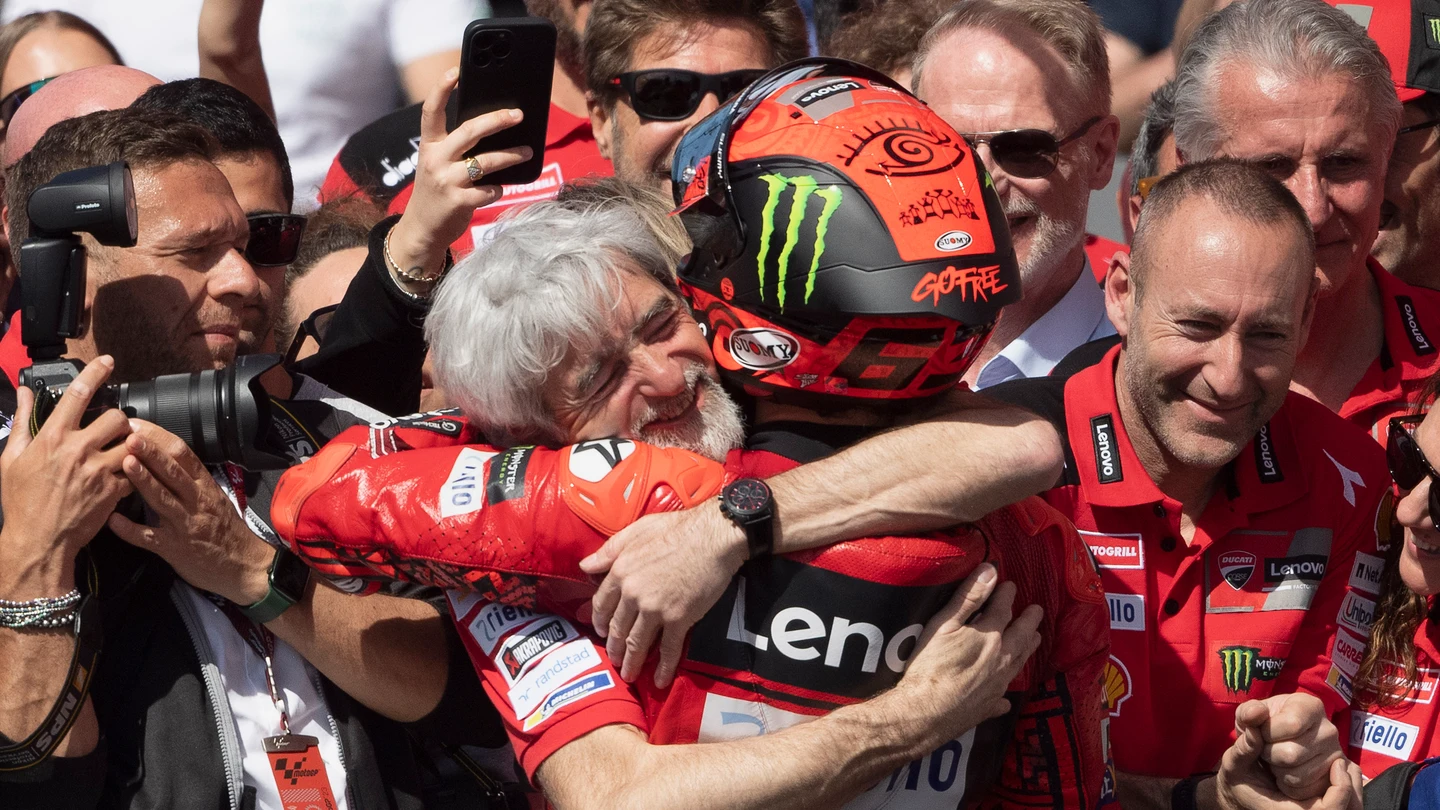 Dall'igna se abraza a Bagnaia Dall'igna se abraza a Bagnaia
