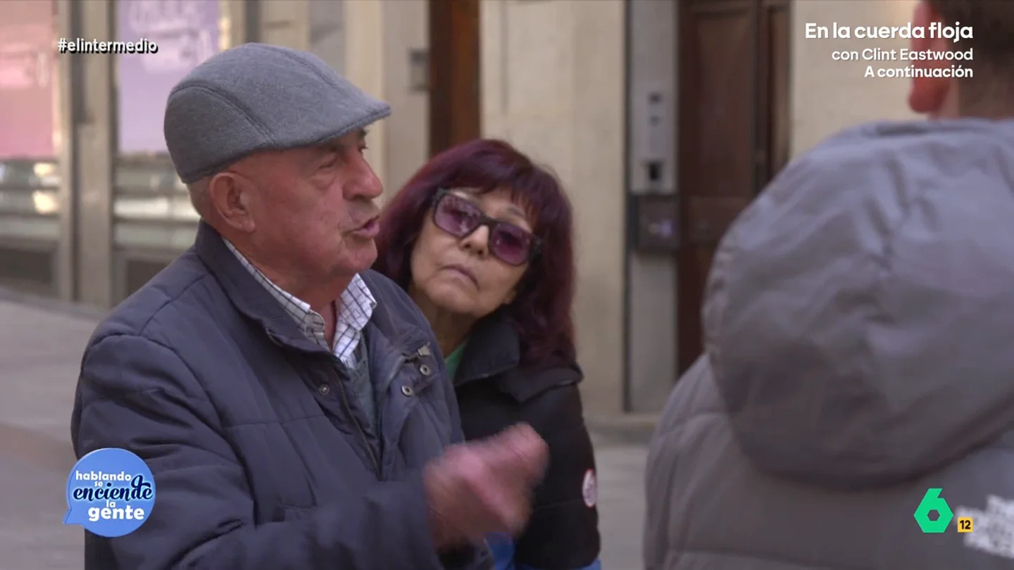 Un señor critica a Sánchez por no aumentar el presupuesto en defensa: "Venga aviones y luego no hay dinero" Thais Villas provoca un acalorado debate entre las personas que consideran que debería aumentar el gasto en defensa y aquellas que creen que sería prioritario aumentar los presupuestos en otros ámbitos como sanidad o educación.