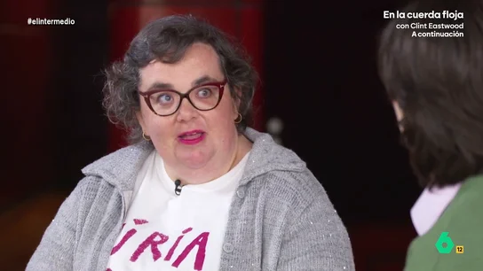 Costa Badía, artista con discapacidad: "En el transporte hay gente que me pone caras raras si me siento en un asiento reservado" Inés Rodríguez entrevista a Costa Badía, una artista que divulga sobre la discapacidad a través de su arte, muy centrado en la feminidad: "Las mujeres con discapacidad, a menudo no somos vistas como mujeres", afirma en este vídeo.