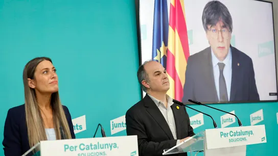 El secretario general de Junts, Jordi Turull, y la portavoz en el Congreso, Miriam Nogueras, con Carles Puigdemont, por videoconferencia. El secretario general de Junts, Jordi Turull, y la portavoz en el Congreso, Miriam Nogueras, con Carles Puigdemont, por videoconferencia.