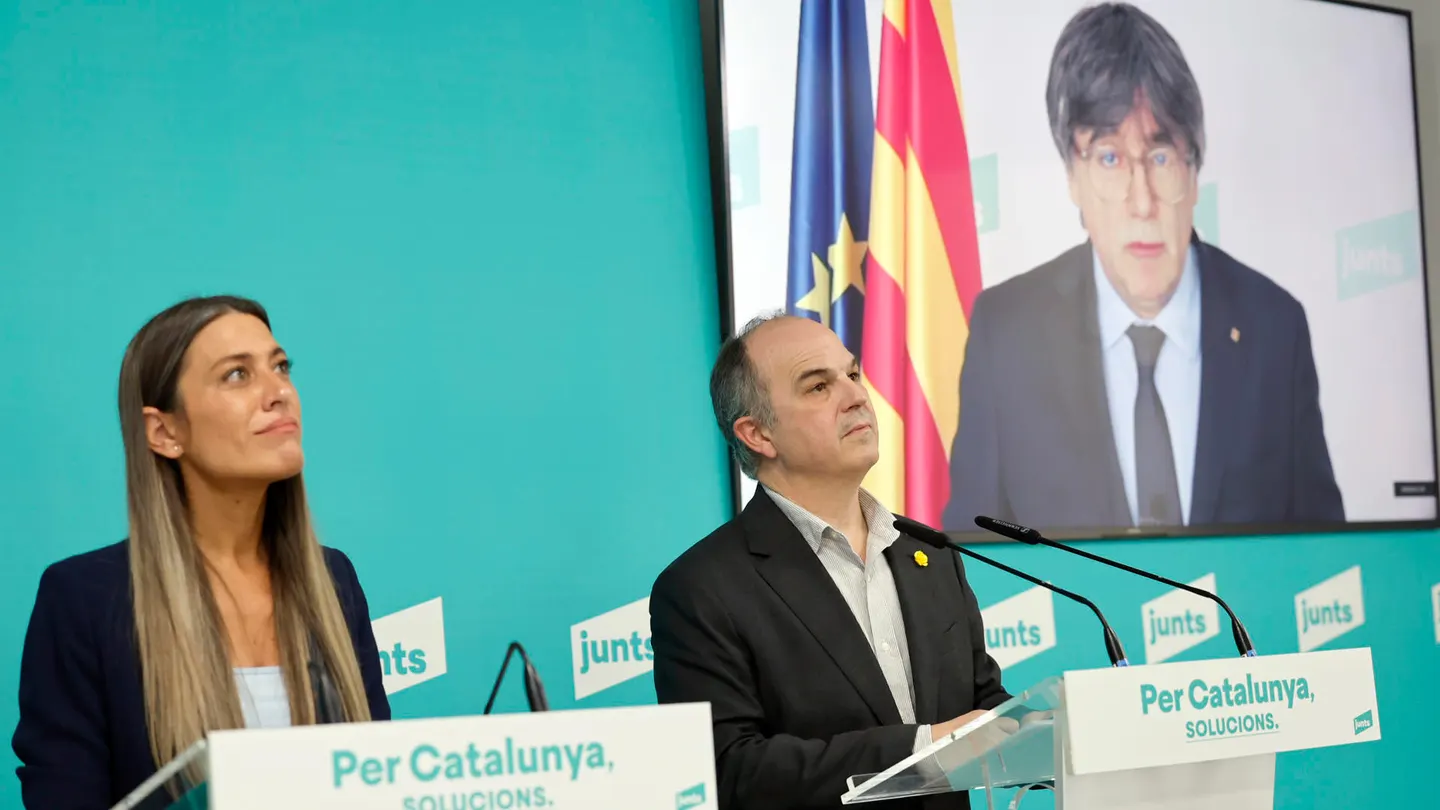 El secretario general de Junts, Jordi Turull, y la portavoz en el Congreso, Miriam Nogueras, con Carles Puigdemont, por videoconferencia. El secretario general de Junts, Jordi Turull, y la portavoz en el Congreso, Miriam Nogueras, con Carles Puigdemont, por videoconferencia.