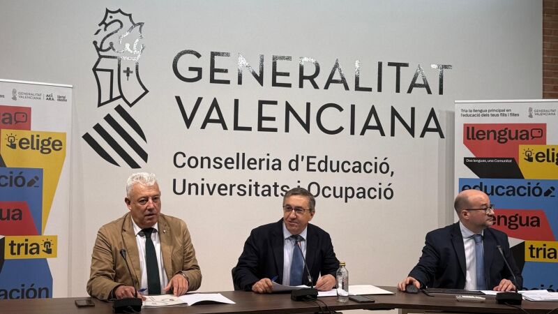 El conseller de Educación, Cultura, Universidades y Empleo, José Antonio Rovira, este jueves en rueda de prensa, acompañado por el secretario autonómico de Educación, Daniel McEvoy, y el director general de Ordenación Educativa y Política Lingüística.