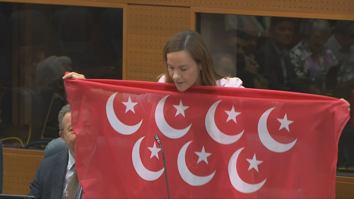 Isabel Pérez Moñino enseña una bandera de la Comunidad de Madrid con siete medias lunas islámicas Isabel Pérez Moñino enseña una bandera de la Comunidad de Madrid con siete medias lunas islámicas