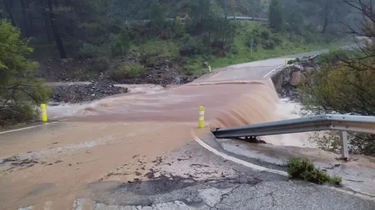 La crecida del río Turón ha provocado el corte de la carretera MA-8302 en Genalguacil (Málaga) La crecida del río Turón ha provocado el corte de la carretera MA-8302 en Genalguacil (Málaga)
