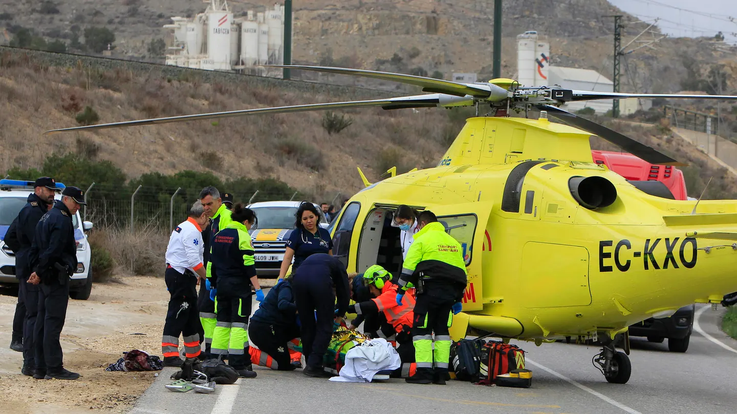Personal sanitario y de emergencias trabajan en el traslado en helicóptero de uno de los heridos a causa de la explosión y posterior incendio de una empresa pirotécnica de la partida de Fontcalent, en el término de Alicante. Personal sanitario y de emergencias trabajan en el traslado en helicóptero de uno de los heridos a causa de la explosión y posterior incendio de una empresa pirotécnica de la partida de Fontcalent, en el término de Alicante.