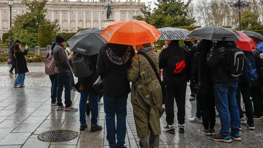 Personas con paraguas. Personas con paraguas.