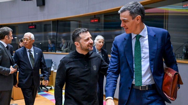 El presidente del Gobierno, Pedro Sánchez, conversa con el presidente de Ucrania Volodimir Zelenski