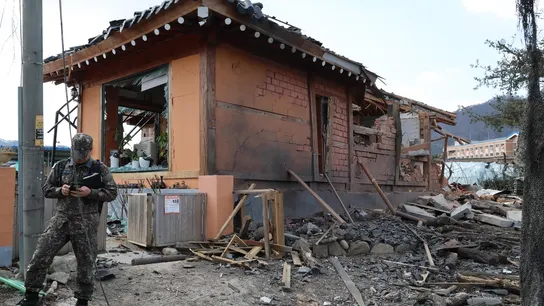 Una casa dañada tras el accidental bombardeo. Una casa dañada tras el accidental bombardeo.